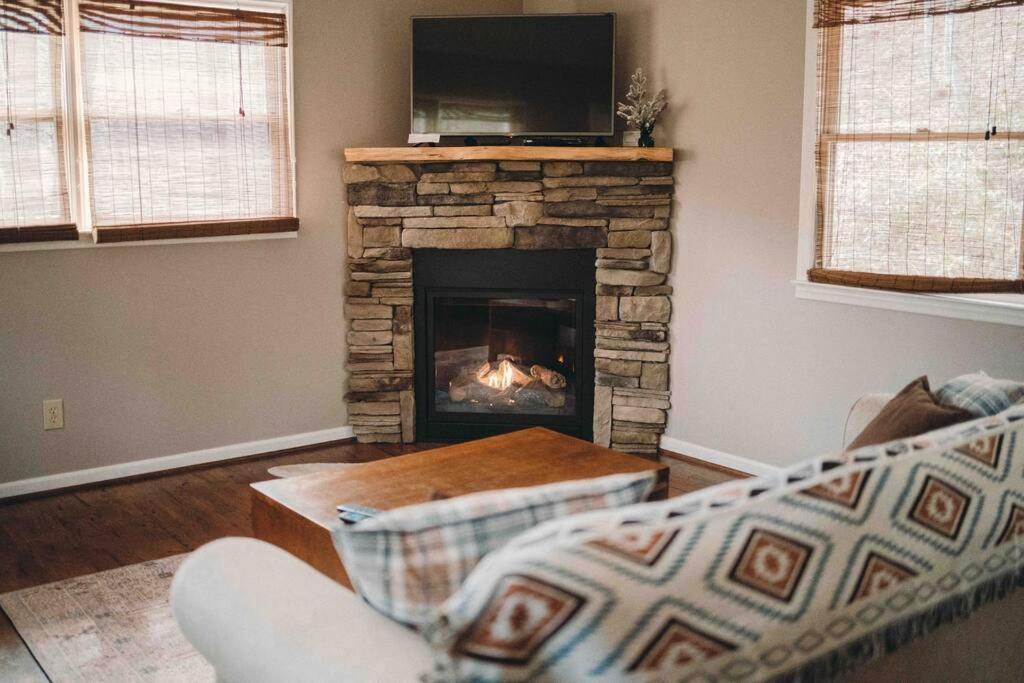 Serene & Cozy - Peaceful View - Fireplace - Creek Fleetwood Bagian luar foto